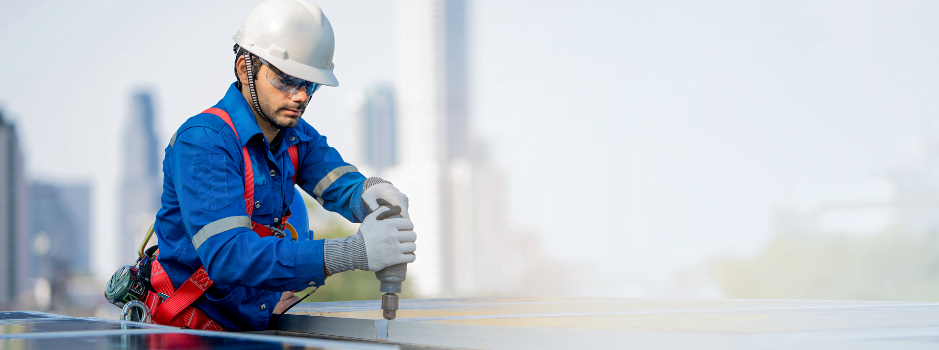 Instalator Stromline montând panouri solare