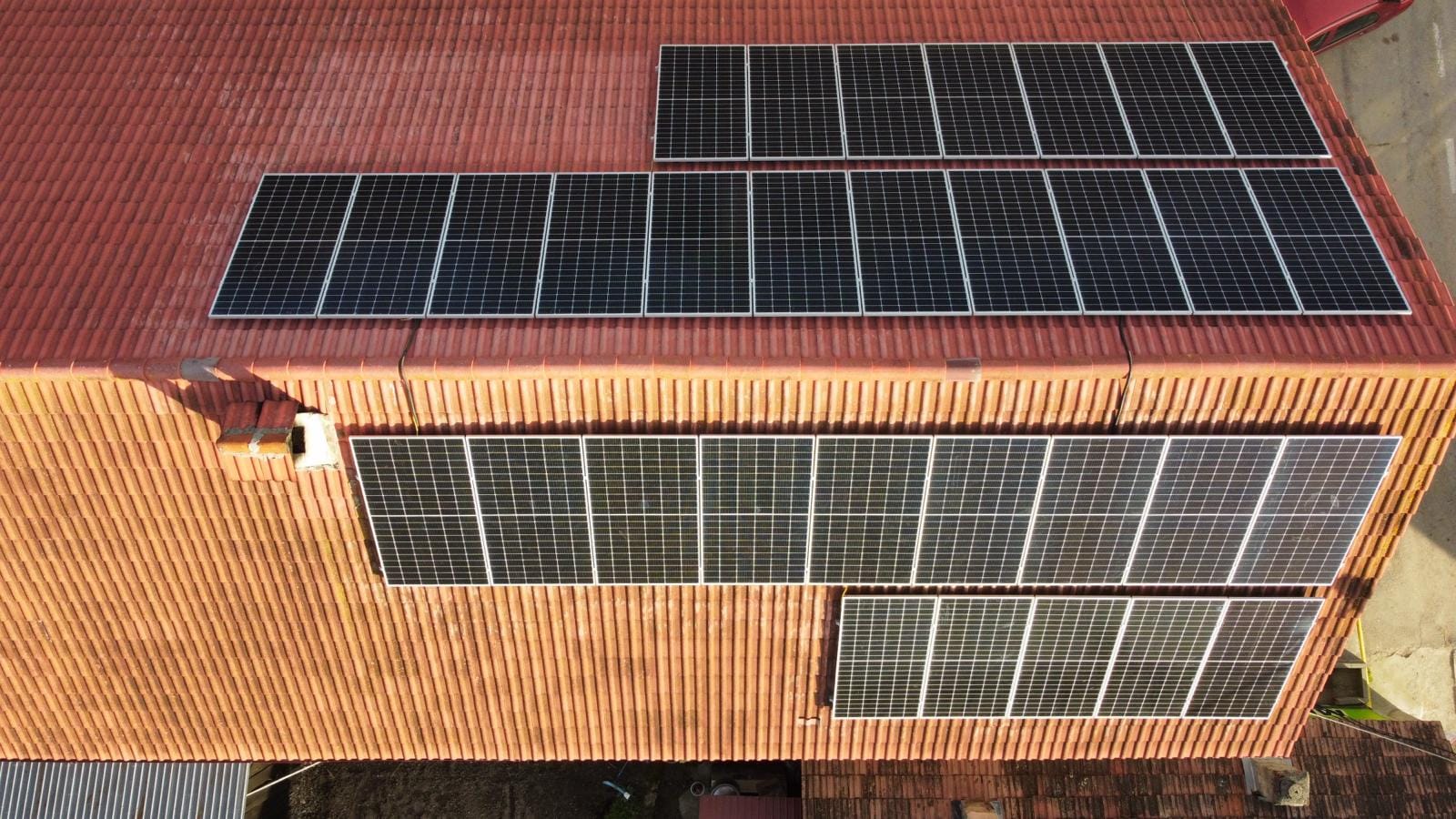 Sistem fotovoltaic 10 kWp montat la Hoghiz, județul Brașov
