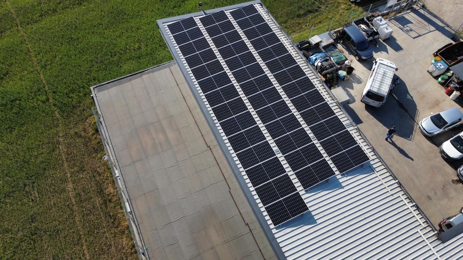 Sistem fotovoltaic 25 kWp montat pe hala unui service auto din Brașov