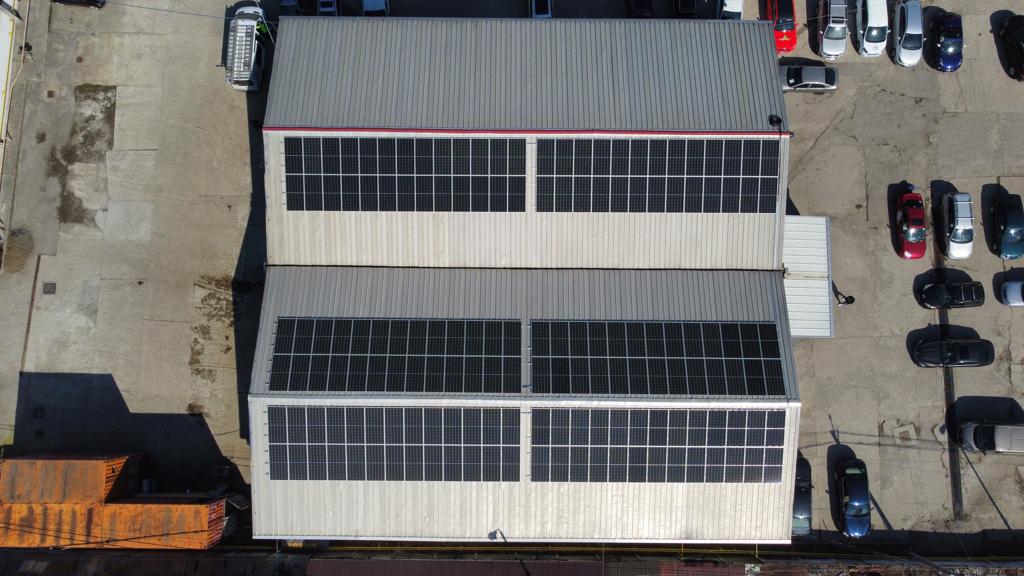 Sistem fotovoltaic 80 kWp montat pe hala unei societăți din Brașov, vedere de sus